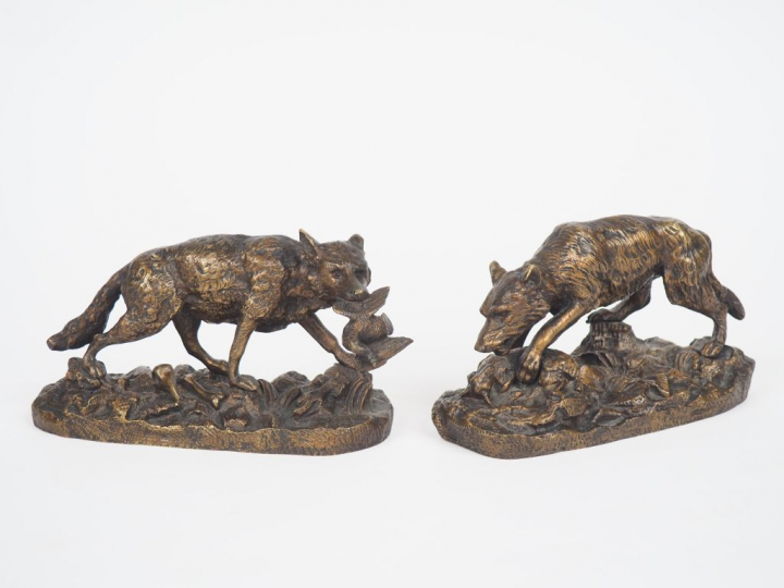 Ecole française XIXème. "Loups". Paire de sujets en bronze à patine br