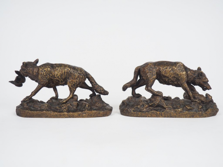 Ecole française XIXème. "Loups". Paire de sujets en bronze à patine br