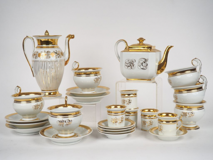 Partie de service à thé et à café en porcelaine de Paris blanche et do