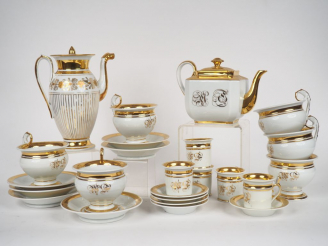 Vente aux enchères Partie de service à thé et à café en porcelaine de Paris blanche et do