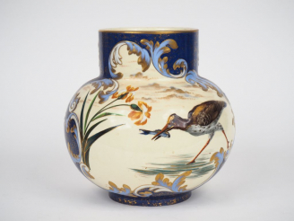 Vente aux enchères Vase Art Nouveau en faïence à décor polychrome et rehaussé d'or d'écha