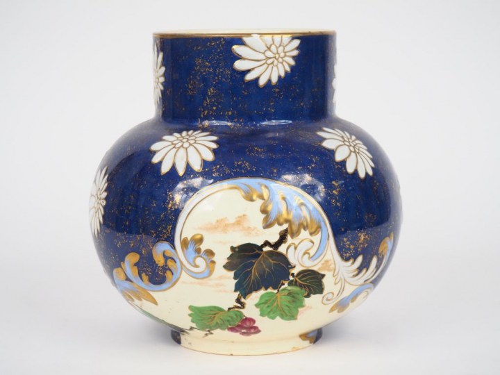 Vase Art Nouveau en faïence à décor polychrome et rehaussé d'or d'écha