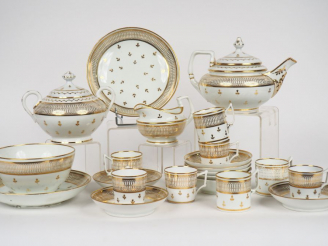 Vente aux enchères Service à café en porcelaine à décor doré de fleurettes et de motifs g