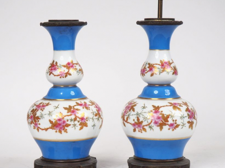Paire de vases balustre Napoléon III  en porcelaine polychrome à décor