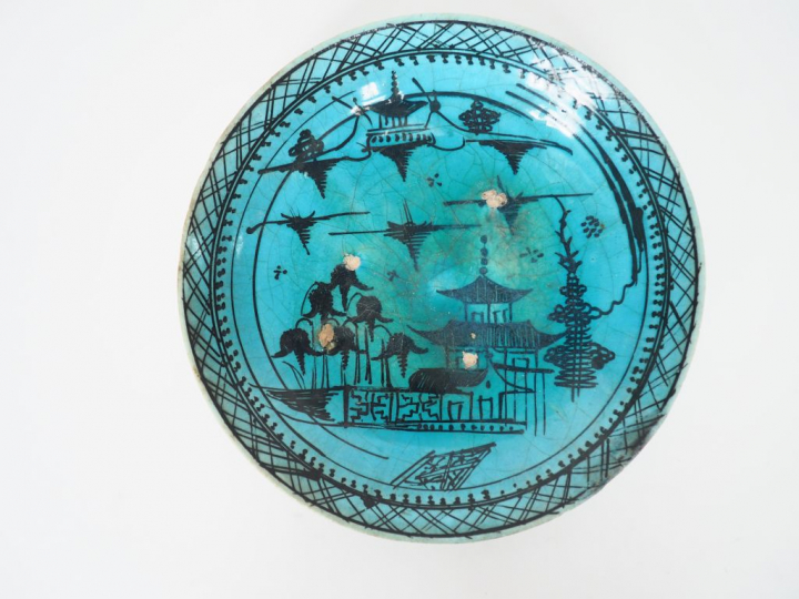 Coupe sur talon en céramique émaillée de style Extrême-Orient à décor 