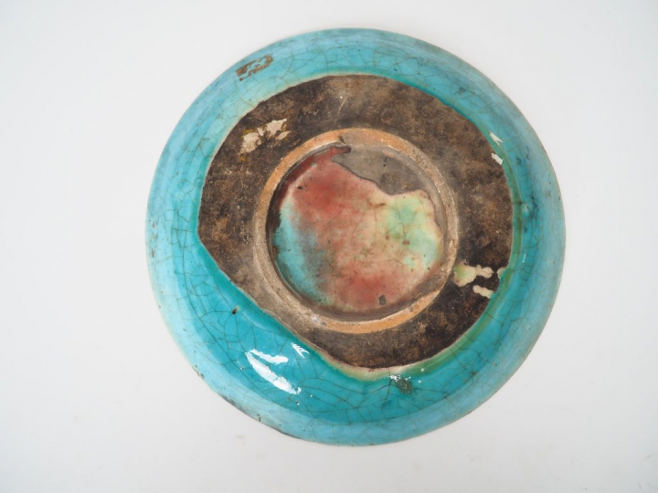 Coupe sur talon en céramique émaillée de style Extrême-Orient à décor 