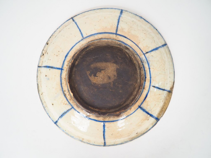 Plat rond en céramique émaillée de style persan à décor en camaïeu ble