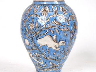 Vente aux enchères Vase ovoïde de style persan en céramique à décor en bleu et blanc de p
