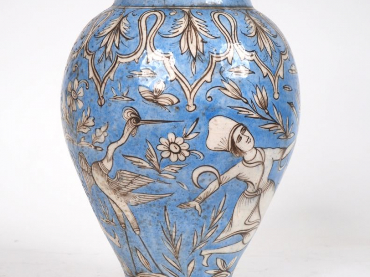 Vase ovoïde de style persan en céramique à décor en bleu et blanc de p