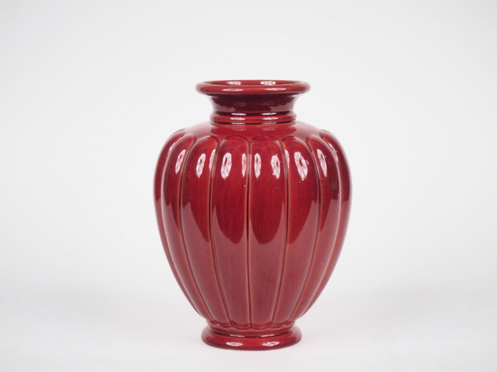 Vase ovoîde en céramique rouge à décor de godrons. Signé sous la base.