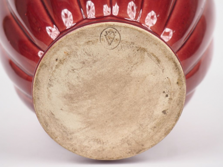 Vase ovoîde en céramique rouge à décor de godrons. Signé sous la base.
