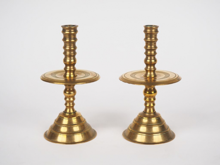 Paire de bougeoirs XIXème de style Louis XIII en bronze, H. 20 cm.