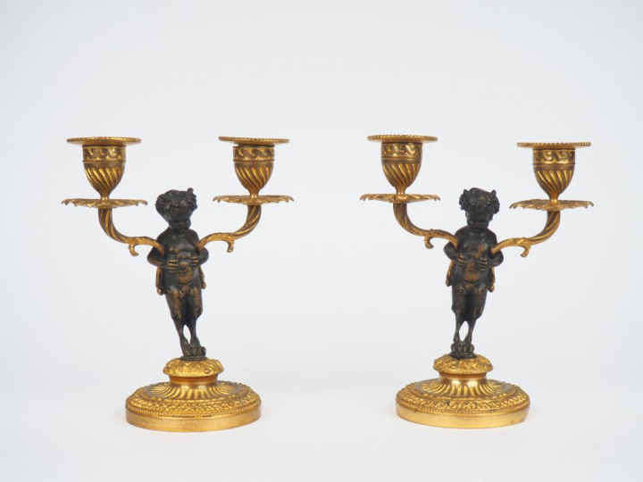 Paire de bougeoirs doubles  XIXème de style Louis XVI en bronze à pati