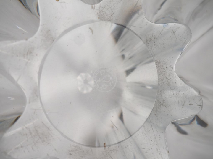 BACCARAT. Coupe à fruits en cristal. Signée. Dim. 9 x 36 cm.