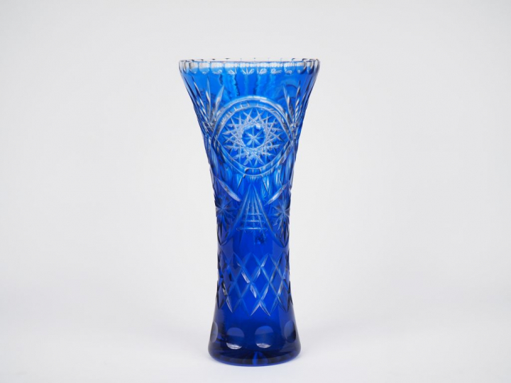 Vase cornet en cristal bicolore de bohème à décor de palmes et de croi