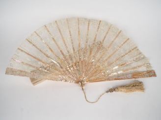 Vente aux enchères Eventail Napoléon III en nacre et dentelle à feuilles pliées, à décor 