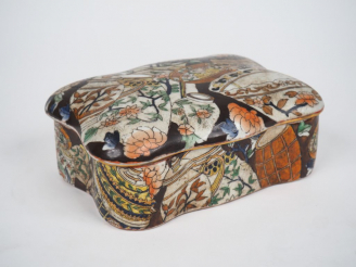Vente aux enchères Boîte couverte de style Extreme Orient en porcelaine polychrome et reh
