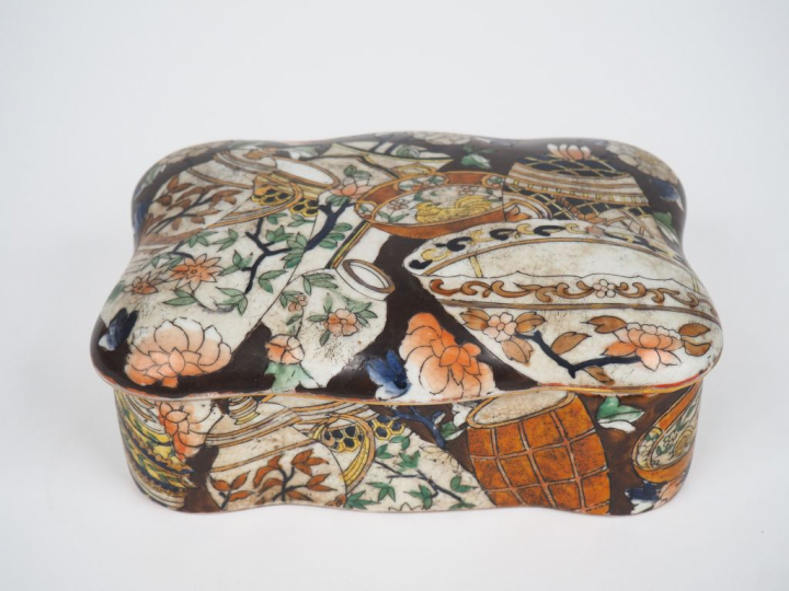 Boîte couverte de style Extreme Orient en porcelaine polychrome et reh