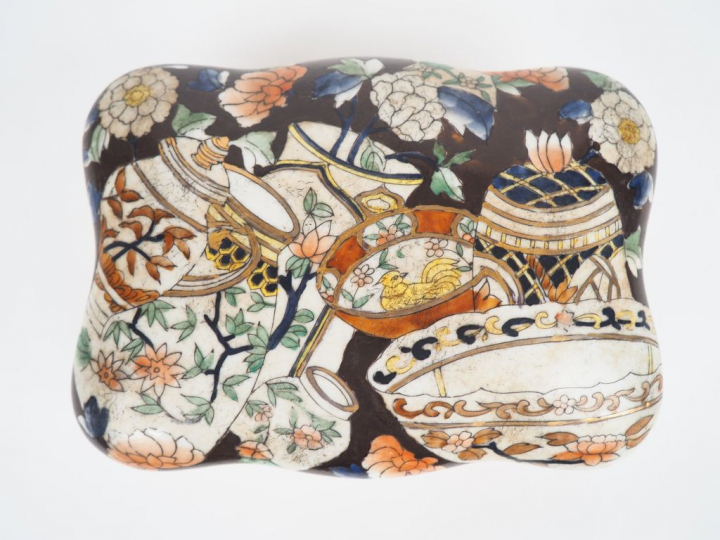 Boîte couverte de style Extreme Orient en porcelaine polychrome et reh