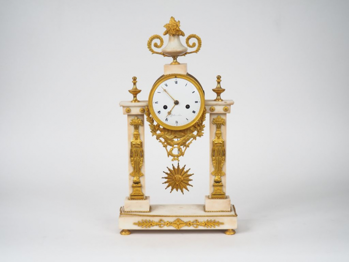 Pendule portique de style retour d'Egypte en albâtre et bronze à décor