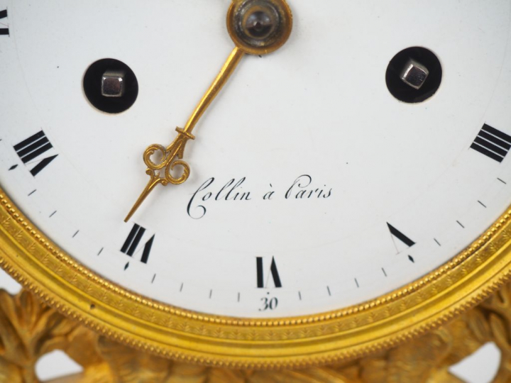 Pendule portique de style retour d'Egypte en albâtre et bronze à décor