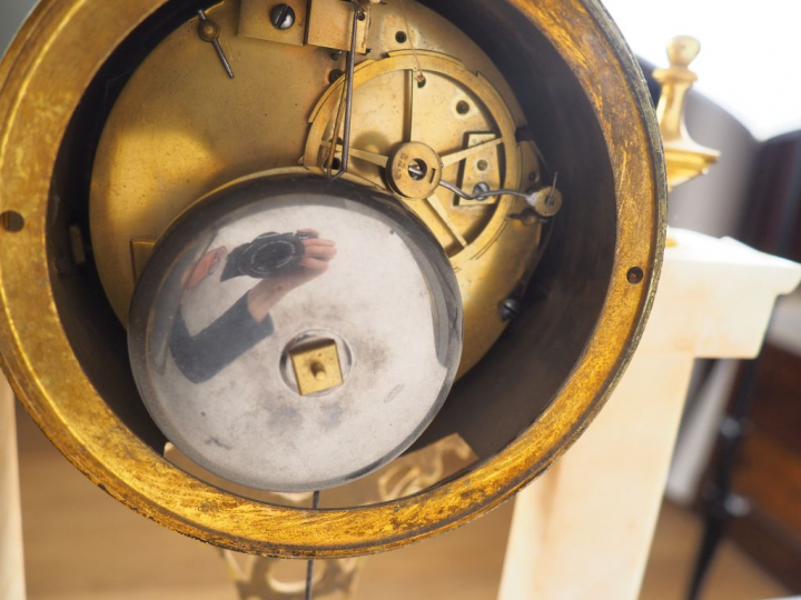 Pendule portique de style retour d'Egypte en albâtre et bronze à décor