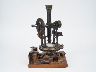 Vente aux enchères SECRETAN à Paris. Lunette d'observation de géomètre. Signée. H. 46 cm.
