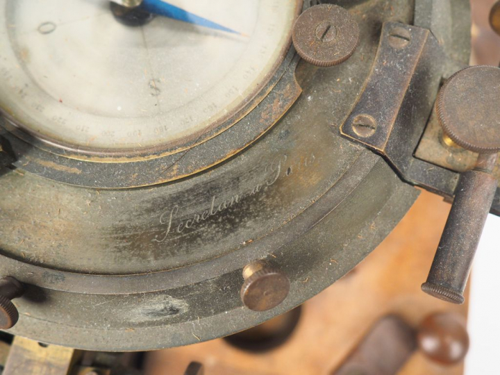 SECRETAN à Paris. Lunette d'observation de géomètre. Signée. H. 46 cm.