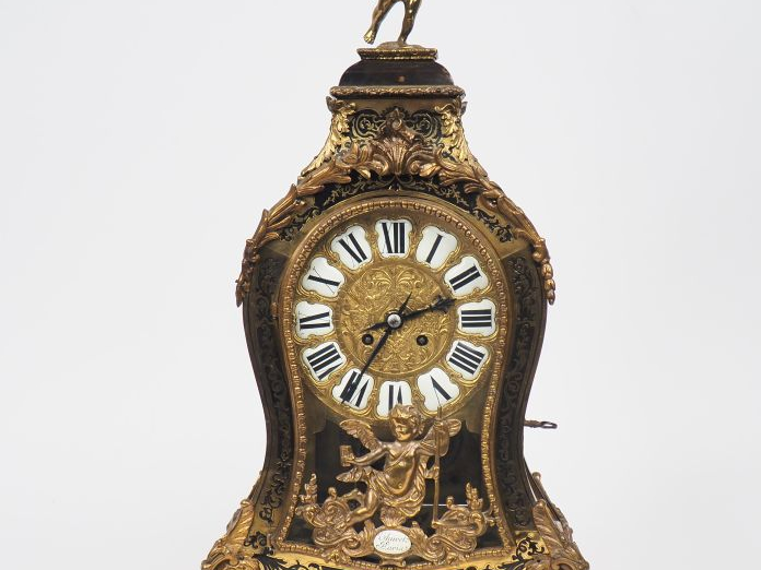 Cartel Napoléon III de style Louis XV en marqueterie Boulle surmonté d