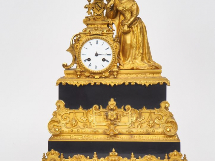 Pendule Restauration de style Troubadour en marbre noir et bronze doré