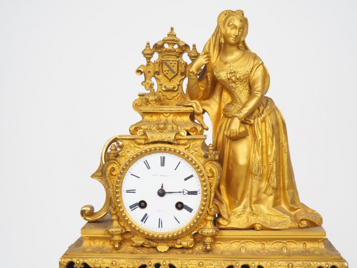 Pendule Restauration de style Troubadour en marbre noir et bronze doré