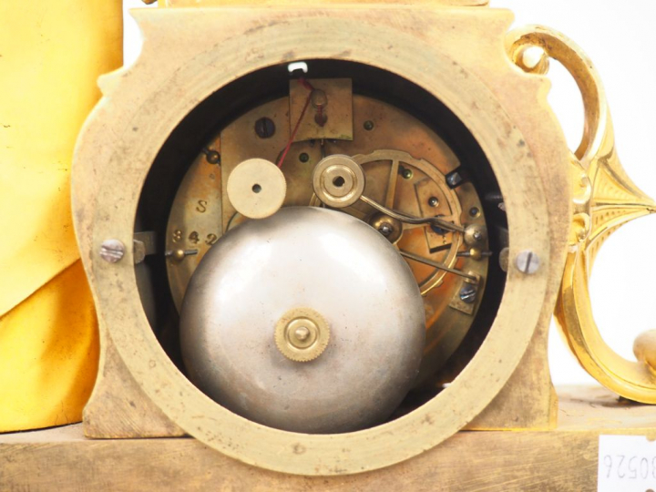 Pendule Restauration de style Troubadour en marbre noir et bronze doré