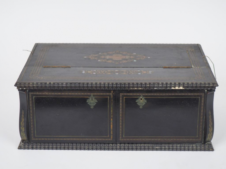 Ecritoire Napoléon III en marqueterie Boulle, orné en son centre d'un 