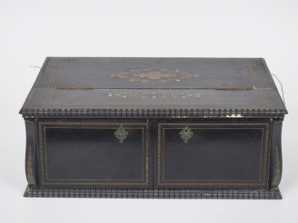 Vente aux enchères Ecritoire Napoléon III en marqueterie Boulle, orné en son centre d'un 