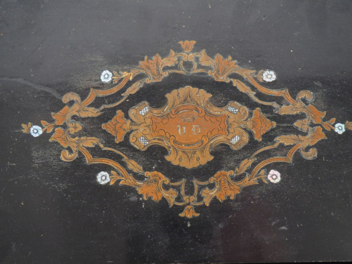 Ecritoire Napoléon III en marqueterie Boulle, orné en son centre d'un 