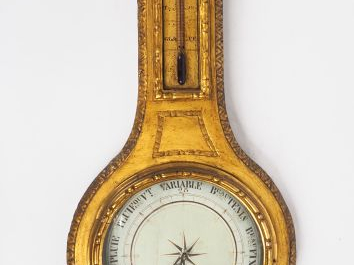 Baromètre Louis XVI en bois sculpté et doré à décor de nœud de ruban. 
