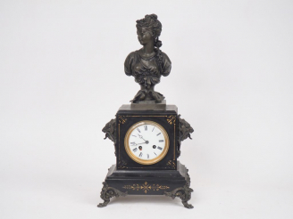 Vente aux enchères Pendule borne Napoléon III de style Louis XVI en marbre noir et régule