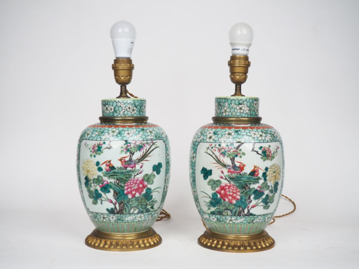 Paire de vases couverts en porcelaine polychrome de Chine décor famill