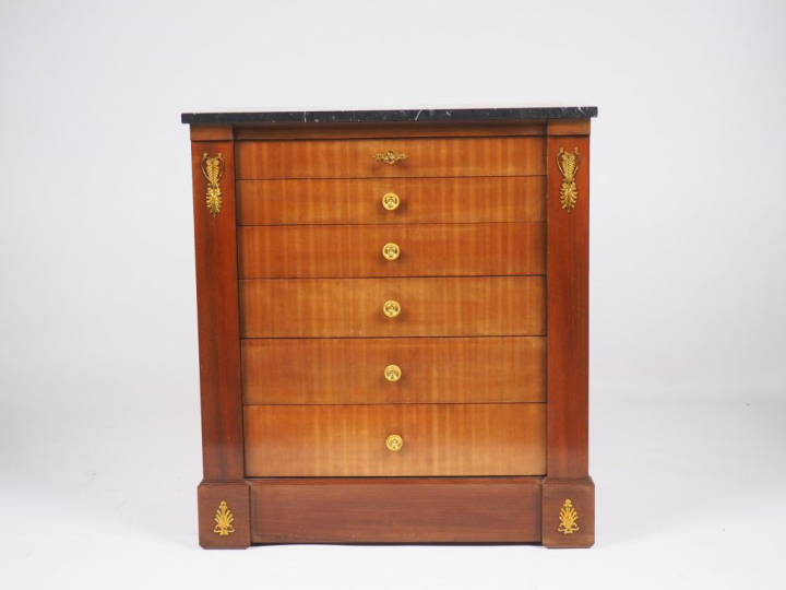 CHRISTOFLE. Ménagère en métal argenté de style Rocaille dans son meubl