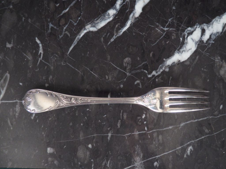 CHRISTOFLE. Ménagère en métal argenté de style Rocaille dans son meubl