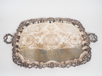 Vente aux enchères Grand plateau rectangulaire Napoléon III en métal argenté à décor grav