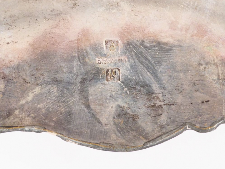 Grand plateau rectangulaire Napoléon III en métal argenté à décor grav