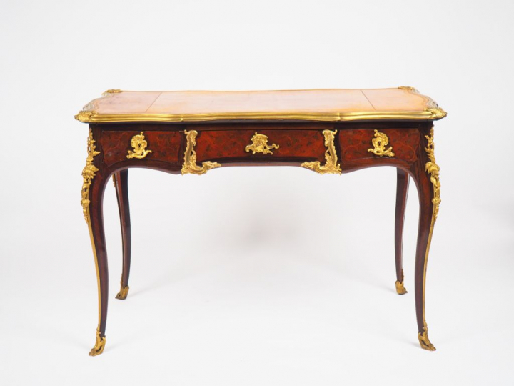 Bureau plat de style Louis XV en marqueterie à décor de fleurs, très r