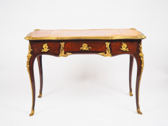 Vente aux enchères Bureau plat de style Louis XV en marqueterie à décor de fleurs, très r
