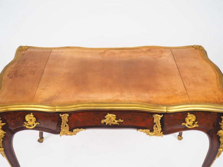 Bureau plat de style Louis XV en marqueterie à décor de fleurs, très r