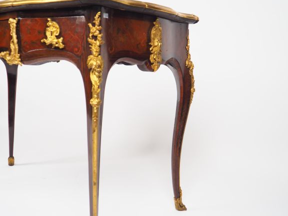 Bureau plat de style Louis XV en marqueterie à décor de fleurs, très r