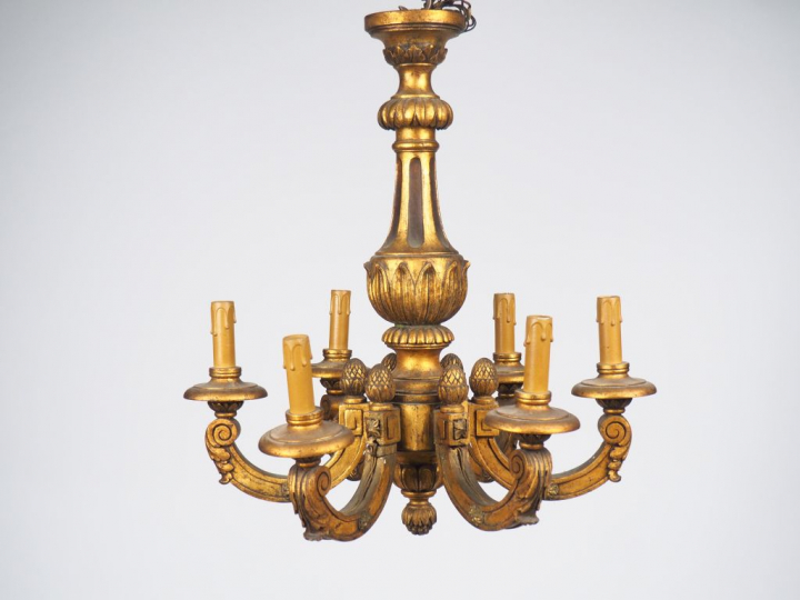 Lustre en bois doré de style Louis XVI éclairant à six lumières. H. 61