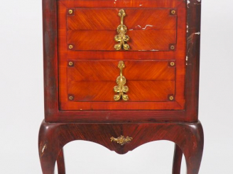 Vente aux enchères Coffre-fort en trompe l'œil figurant une commode sauteuse de style Lou