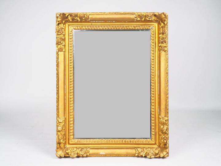 Miroir Louis XV en bois sculpté et doré à décor de fleurs (redoré). Di