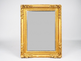 Vente aux enchères Miroir Louis XV en bois sculpté et doré à décor de fleurs (redoré). Di